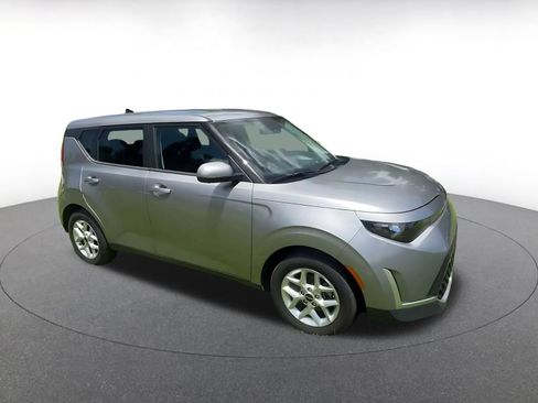 Used 2025 Kia Soul LX w/ LX Technology Package FWD image 2