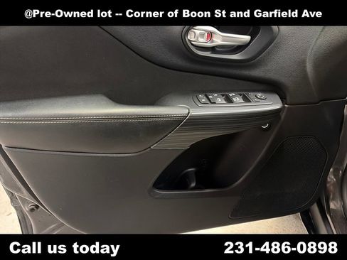 Used 2016 Jeep Cherokee Latitude w/ Cold Weather Group AWD/4WD image 15