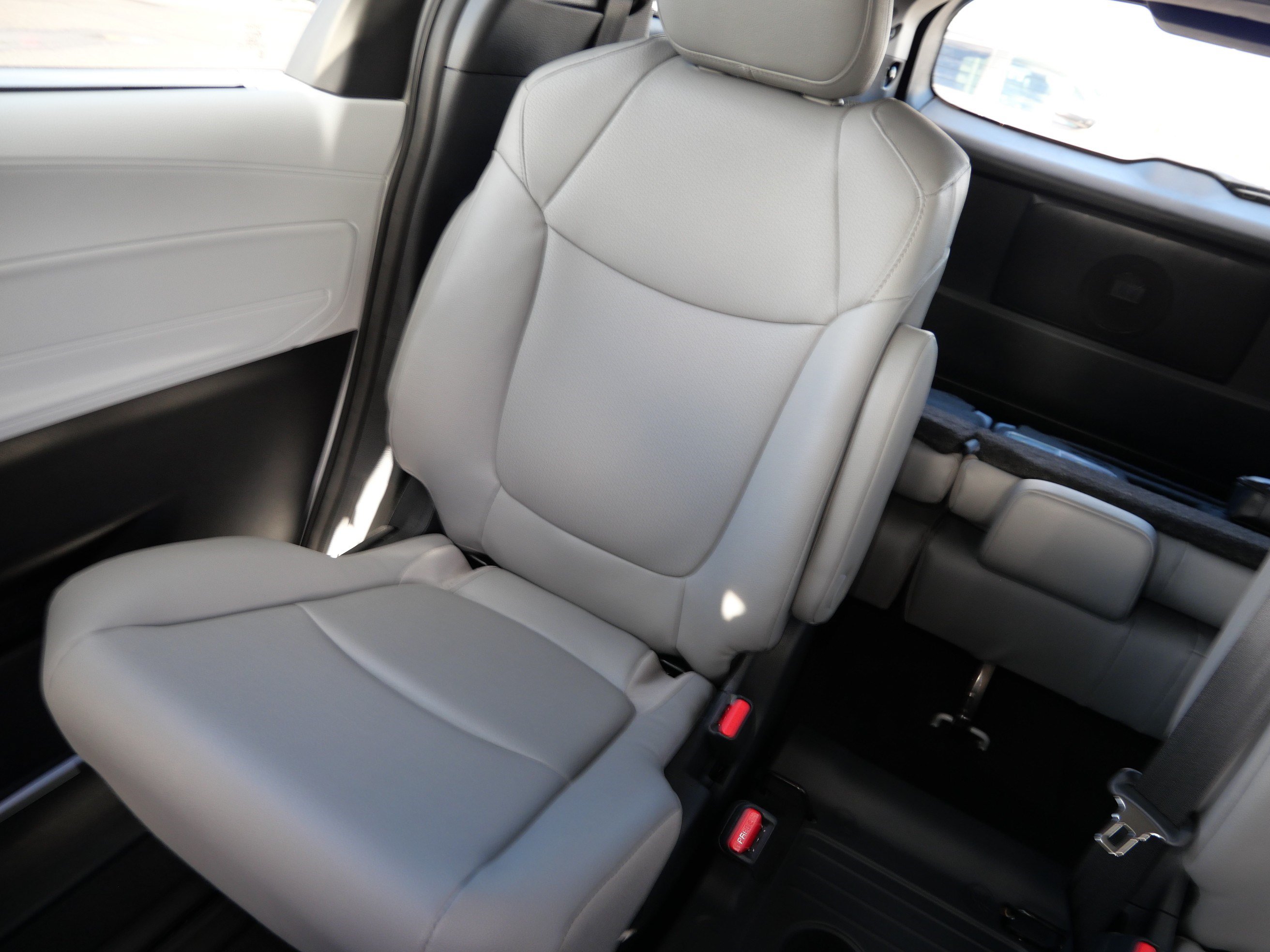 Certified 2026 Toyota Sienna XLE FWD image 12