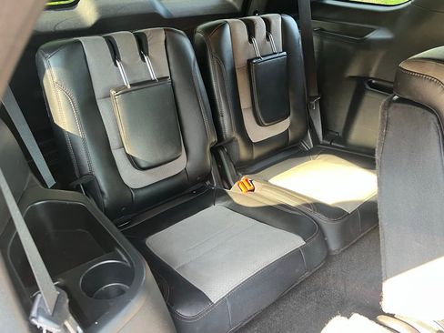Used 2017 Ford Explorer XLT w/ Equipment Group 202A FWD image 18