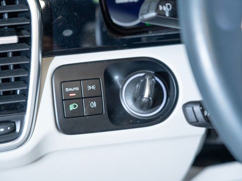 Certified 2023 Porsche Cayenne AWD/4WD image 22