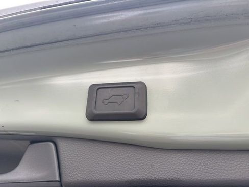 Used 2021 Toyota RAV4 XLE w/ Convenience Package image 17