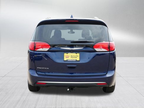 Used 2017 Chrysler Pacifica Touring-L FWD image 6