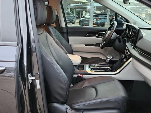 Used 2024 Kia Carnival EX image 18