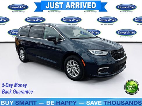 Used 2023 Chrysler Pacifica Touring-L FWD image 1