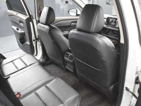 Used 2023 Nissan Rogue SL w/ SL Premium Package image 18