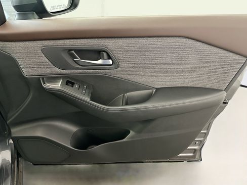 Used 2023 Nissan Rogue SV image 32