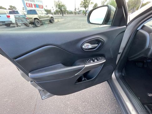 Used 2019 Jeep Cherokee Latitude w/ Popular Appearance Group FWD image 12