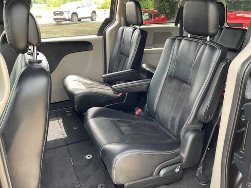 Used 2016 Dodge Grand Caravan SXT FWD image 14
