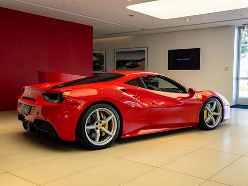 Used 2019 Ferrari 488 GTB RWD image 6