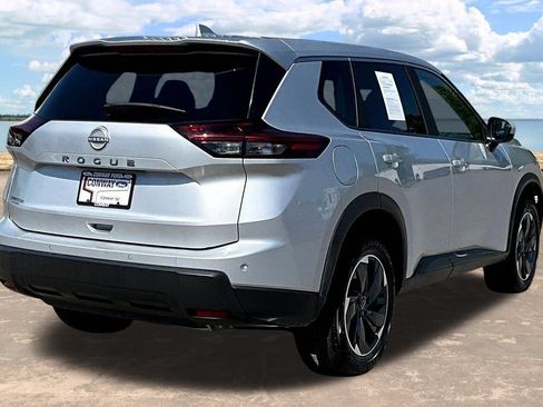 Used 2025 Nissan Rogue SV FWD image 8