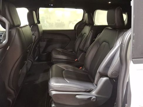 Used 2024 Chrysler Pacifica Select image 9