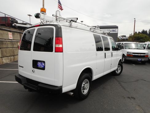Used 2015 Chevrolet Express 2500 RWD image 3