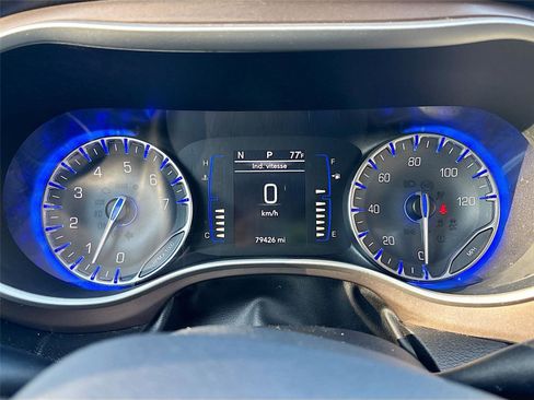 Used 2018 Chrysler Pacifica Touring-L image 13