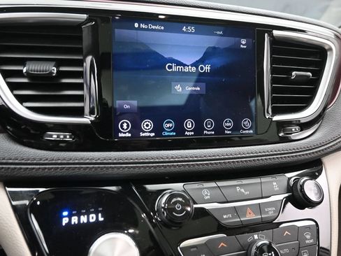 Used 2020 Chrysler Pacifica Limited FWD image 20