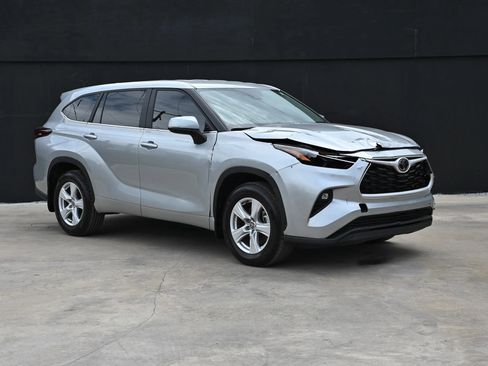 Used 2025 Toyota Highlander LE image 1
