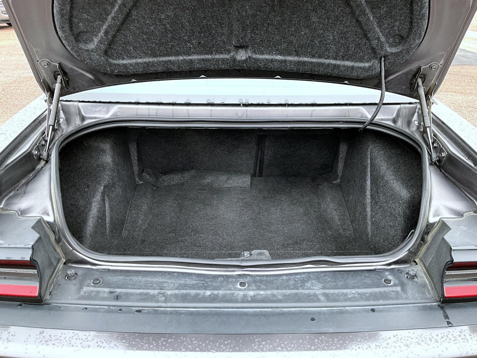 Used 2018 Dodge Challenger SXT RWD image 9