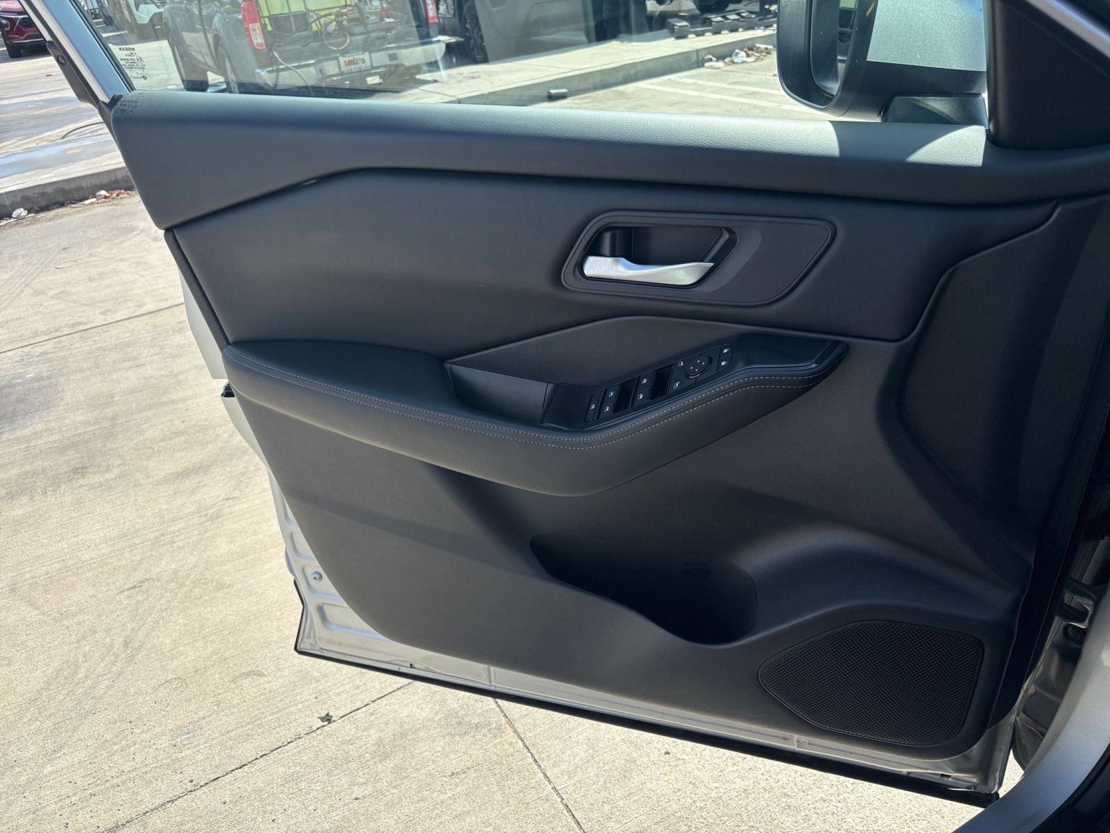 Used 2025 Nissan Rogue SV FWD image 18