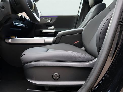 New 2025 Mercedes-Benz GLB 250 4MATIC image 38