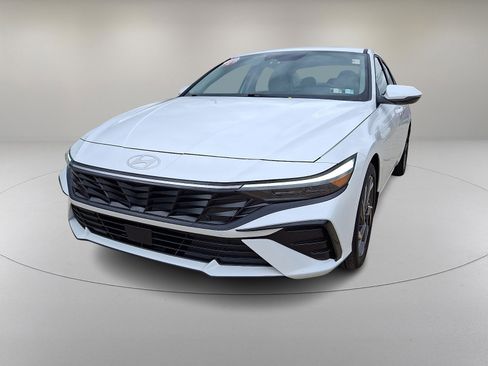 Certified 2025 Hyundai Elantra Limited FWD image 4