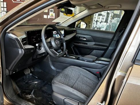 Used 2025 Nissan Kicks SV w/ Illumination Package FWD image 19