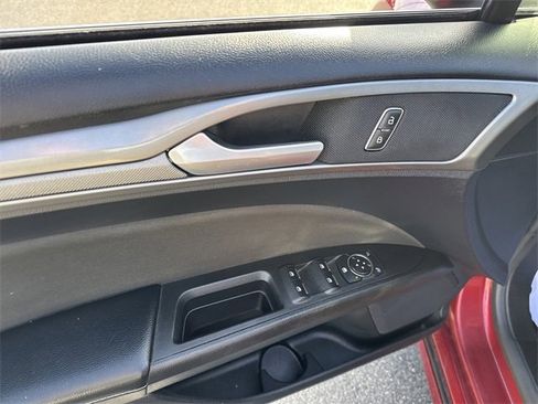 Used 2019 Ford Fusion SE image 16