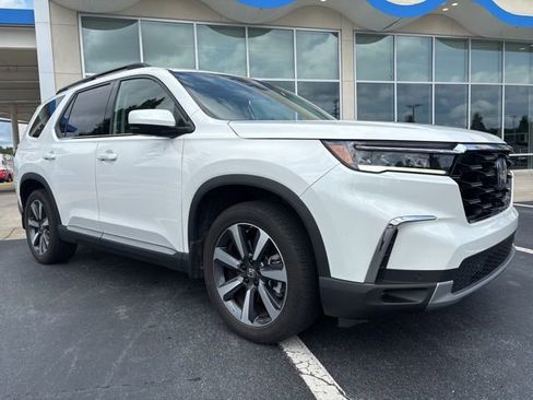 Used 2025 Honda Pilot Touring image 3