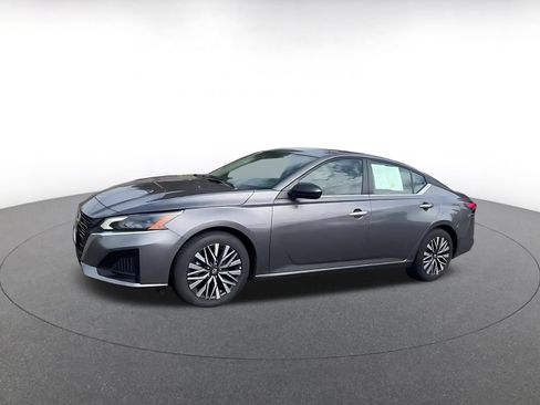 Used 2025 Nissan Altima 2.5 SV FWD image 8