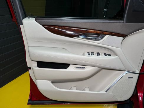 Used 2015 Cadillac Escalade ESV Premium image 33