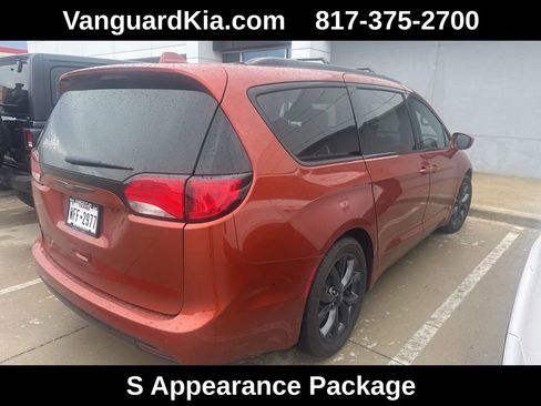 Used 2018 Chrysler Pacifica Touring-L w/ Premium Audio Group image 2