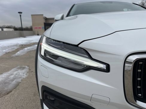 Certified 2025 Volvo V60 B5 Cross Country Plus image 12