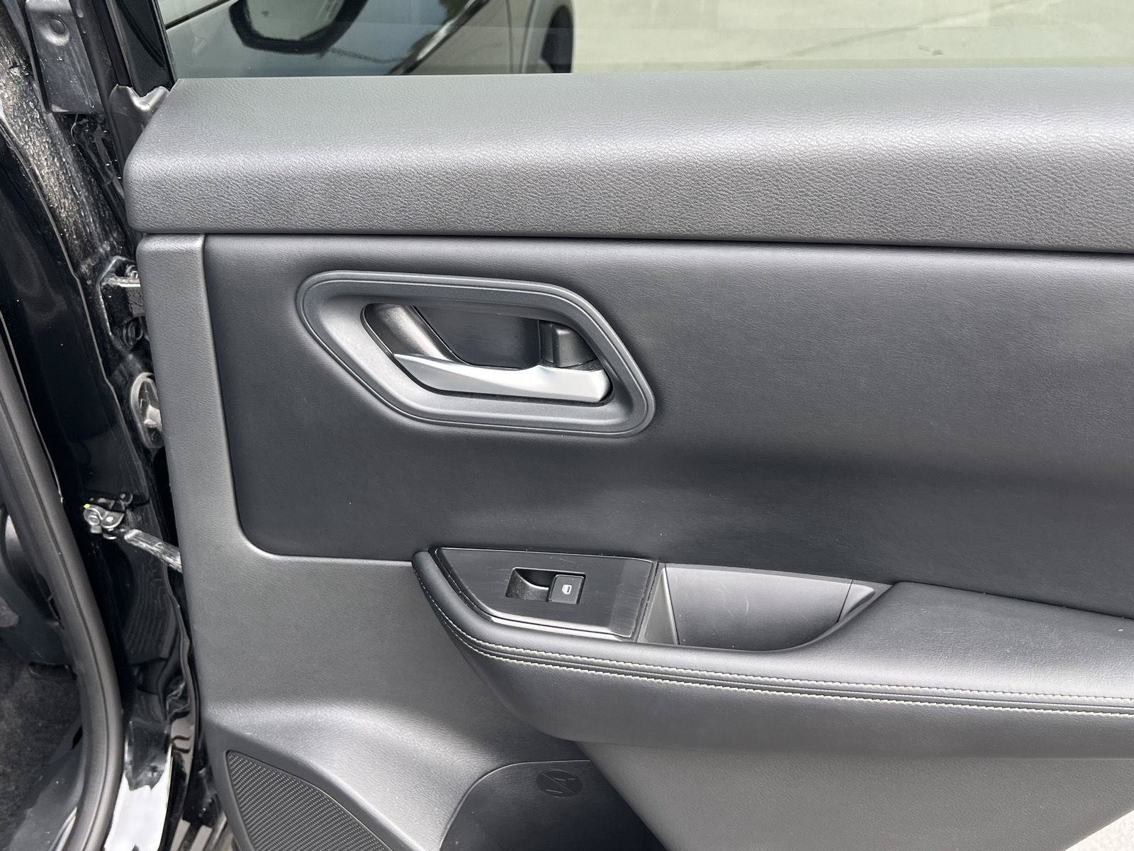 Used 2025 Nissan Rogue SV AWD/4WD image 28