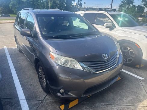 Used 2015 Toyota Sienna XLE w/ XLE Navigation Package FWD image 2