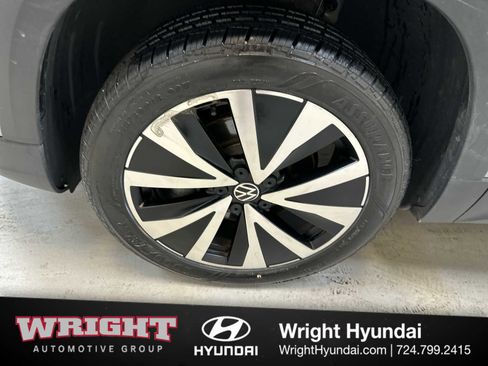 Used 2023 Volkswagen Taos SE w/ Panoramic Sunroof Package image 8