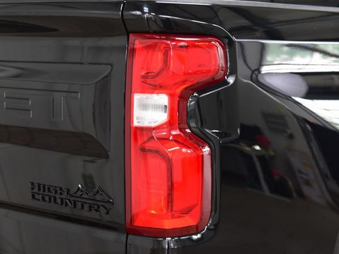 Used 2025 Chevrolet Silverado 1500 High Country w/ Midnight Edition AWD/4WD image 17