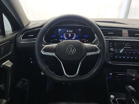 Used 2023 Volkswagen Tiguan SE w/ Panoramic Sunroof Package FWD image 6