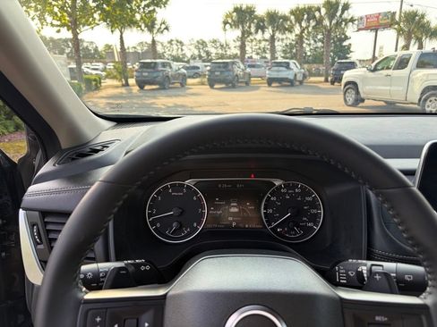 Used 2025 Nissan Rogue SV FWD image 16