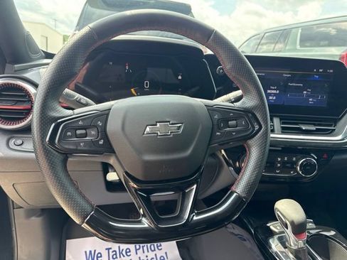 Used 2025 Chevrolet Trax RS w/ Sunroof Package FWD image 24