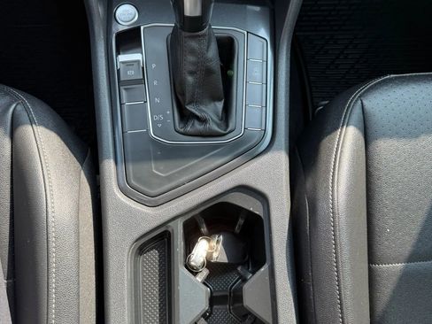 Used 2020 Volkswagen Tiguan SE w/ Panoramic Sunroof Package image 26