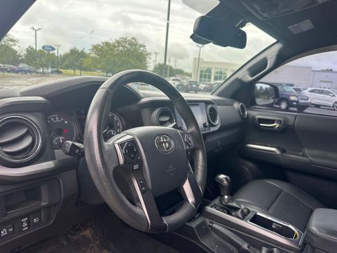 Used 2018 Toyota Tacoma TRD Off-Road AWD/4WD image 8