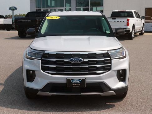 Used 2025 Ford Explorer Active w/ Active Comfort Package RWD image 2