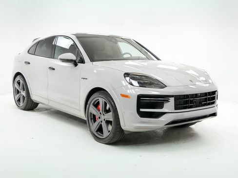 Used 2025 Porsche Cayenne Turbo AWD/4WD image 9