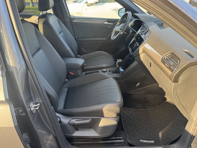 Used 2024 Volkswagen Tiguan SE R-Line AWD/4WD image 29
