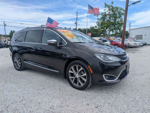 Used 2017 Chrysler Pacifica Limited FWD image 3