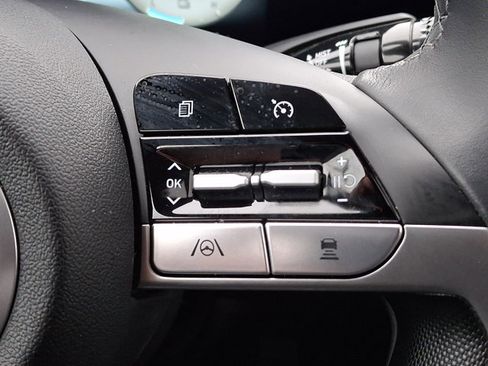 Used 2023 Hyundai Elantra Limited image 23