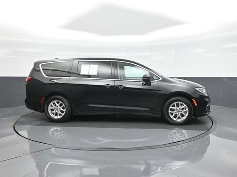 Used 2024 Chrysler Pacifica Touring-L FWD image 8