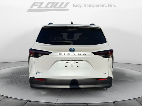 Used 2025 Toyota Sienna XLE image 6