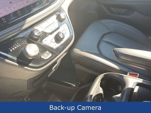 Used 2024 Chrysler Pacifica Select image 25