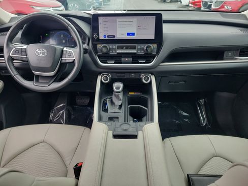 Used 2024 Toyota Grand Highlander XLE image 9