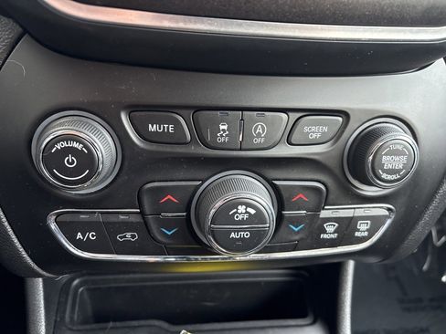 Used 2022 Jeep Cherokee Trailhawk w/ Comfort/Convenience Group image 30